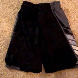 Under Armour Size 5 Boys Shorts Black